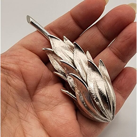 Vintage Kramer Silver Leaf Brooch 1950s Brushed Rhodium Modernist Pin Signed - Picture 5 of 6